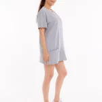 Seitliche Ansicht der Cure Adaptive Pflegekleidung für Damen in Grau – lockerer Schnitt mit funktionalen Details.