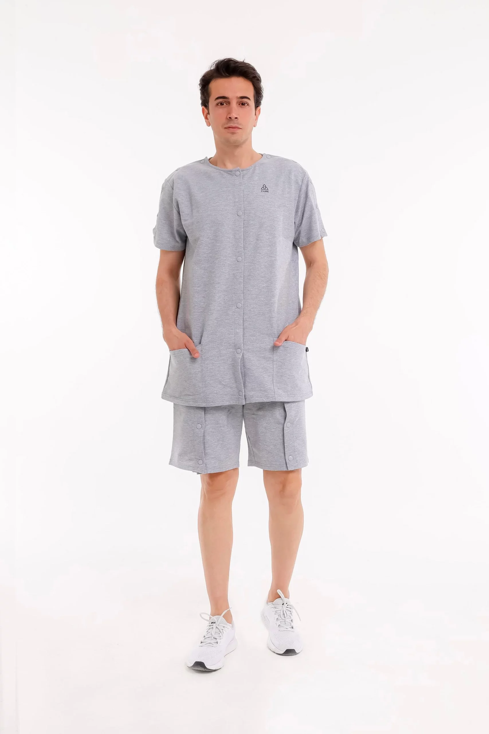 Cure Adaptive Pflegekleidung für Herren – Komplettansicht von vorne mit Shorts und Shirt.