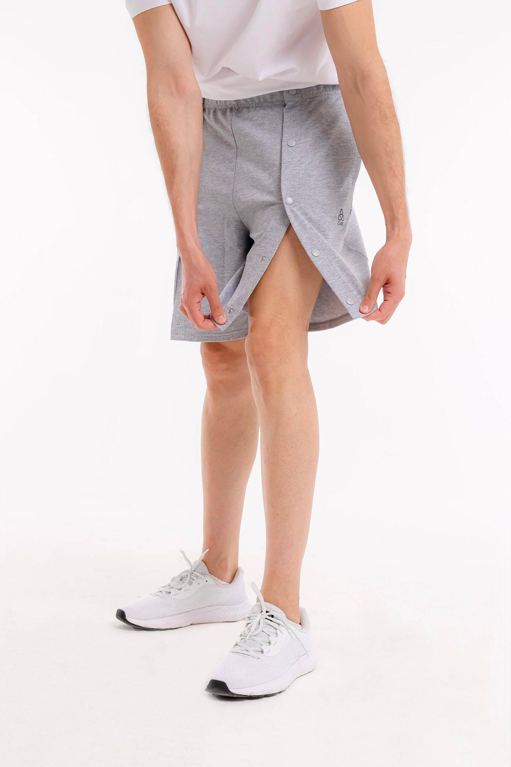 Geöffnete graue stationäre Shorts mit seitlicher Druckknopfleiste – stationäre Shorts von Cure4u im Einsatz