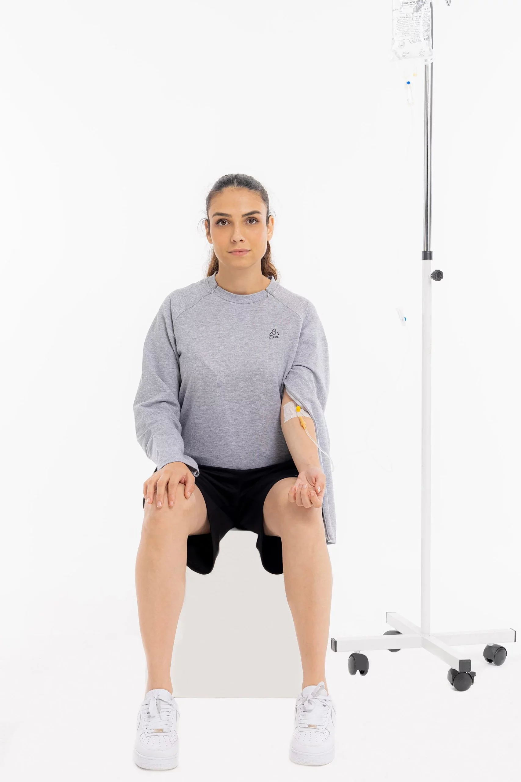 Cure Adaptive Chemotherapie-Behandlungskleidung – Graue Damenansicht im Sitzen