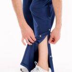 Mann öffnet seitliche Druckknöpfe der orthopädischen Pflegehose – einfache Handhabung für Therapie und Pflege