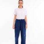 Cure Adaptive Prostata und Behandlungshose – Frontalansicht einer Frau in blauer Hose.