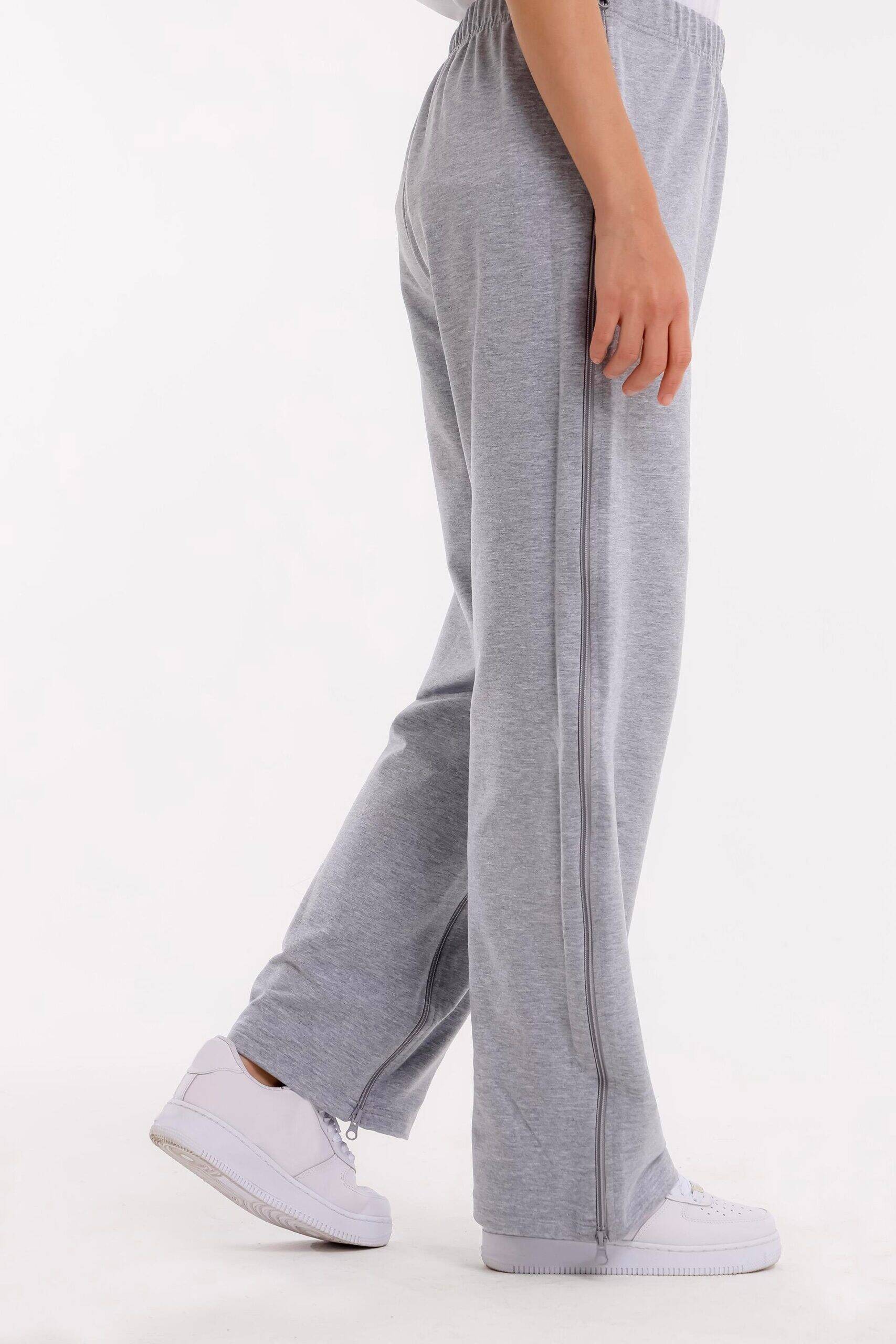 Pflegehose für Damen in Grau – seitliche Ansicht mit Reißverschluss