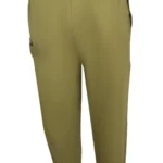 Cure Adaptive Prostata und Behandlungshose – Model trägt Hose mit funktionalen Taschen für medizinische Geräte. Die Hose ist in der Farbe Khaki