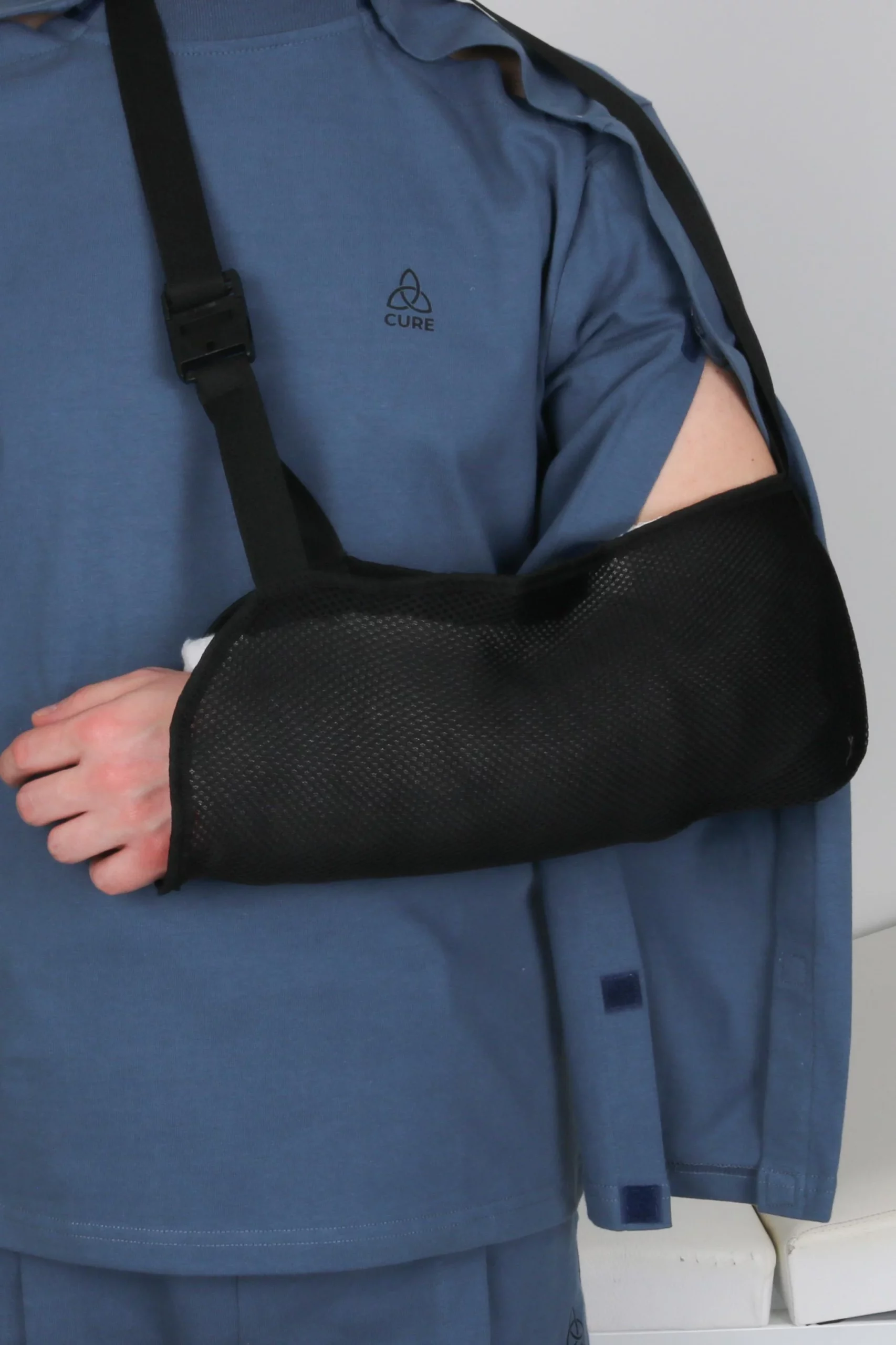 Cure Adaptive Pflegeoberteil in Blau – Praktische Schulteröffnung für Patienten nach einer Operation, mit intravenöser Infusion.